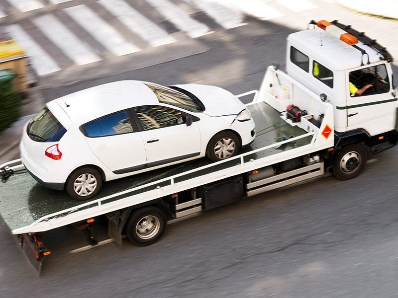 Guincho plataforma carregando veículo com guindaste